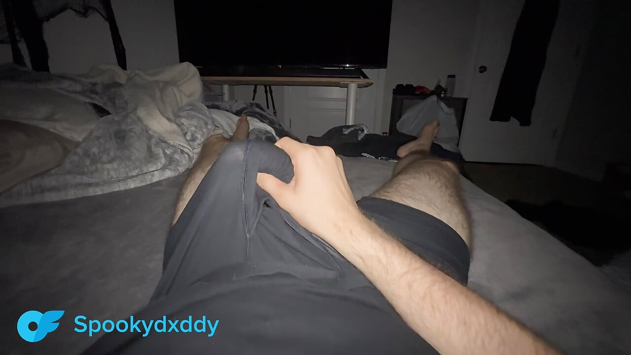 Gece geç saatlerde kendime dokunmadan ve tamamen ortalığı berbat etmekten kendimi alamıyorum - boşaldıktan sonra devam ediyor