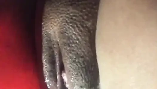 Dildoyla mastürbasyon yapıyor