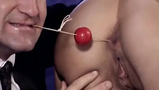 Çarpıcı Alman bayan yarak ve takma yarakla sikiliyor