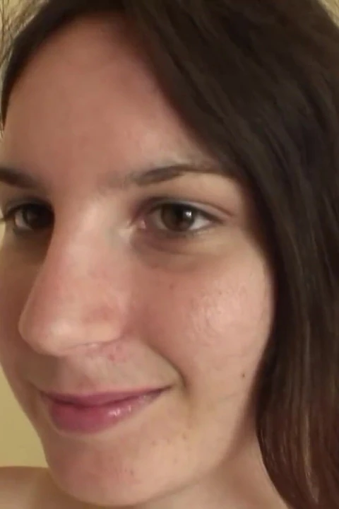 Брюнетка показывает свои вещи в любительском видео