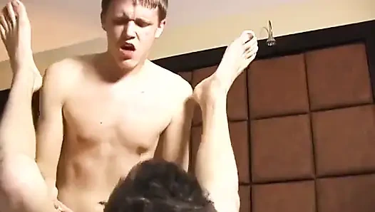 Twink oğlanların götünü sikiyor