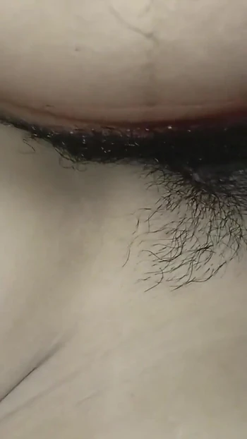 Эмоциональный момент из "Budole Chikna Sakdaina Aru Kasaiko Laado Paxaina"