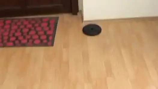 Azgın sürtük geniş açıyor ve sert yarağı sıcak ıslak ağzına alıyor