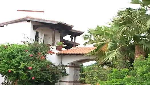 File iç çamaşırlı ateşli orta yaşlı seksi kadın ıslak amcığını derine ve sertçe dolduruyor