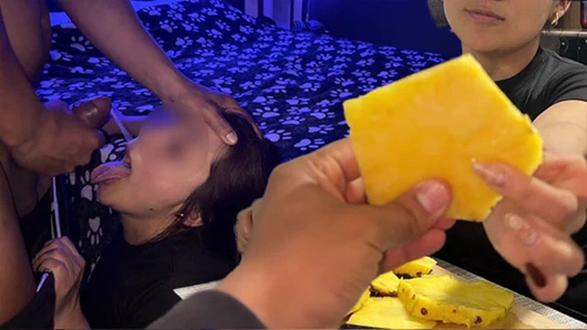Üvey kız kardeşim spermimin tadını öğrenmek için bana çok ananas yediriyor