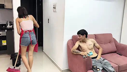 Sonunda hizmetçiyle yalnız bırakıldım ve sıkı götüyle onu sert siktim