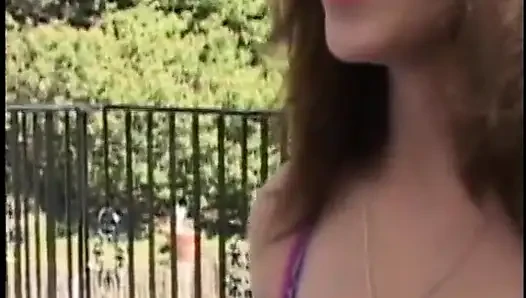 Seksi minyon esmer açık havada kaslı adamlarla grup seks sırasında iki yarağı birden alıyor