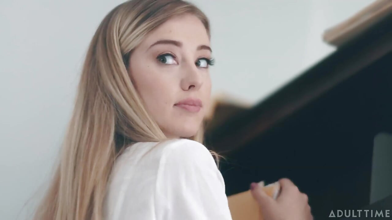 Adult Time - lezbiyen stajyer Haley Reed ofiste amcık yalama seansı için patron Kenzie Taylor'ı baştan çıkarıyor!