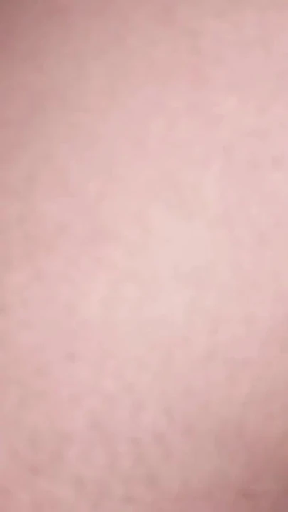 Kocamın arkadaşı beni fahişesi yapıyor. Sulu ve fışkırtmalı amcığımı görünce şaşırıyor ve beni sert sikiyor | Klip 1