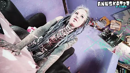 Tam kollu alt kız kamerada canlı oyuncak göt sikişinde anal çıldırıyor