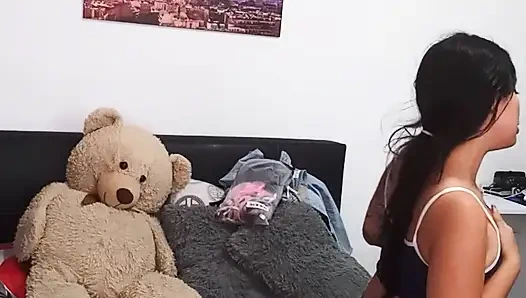 Amcığıma tutkuyla dövmelerimi gösteriyorum.