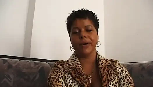 Büyük götlü zenci sürtük oyuncu seçmelerinde amını ovuyor ve parmaklıyor