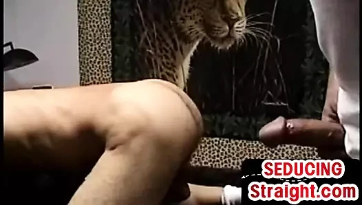 Siyah str8 amatör adam boşalana kadar dilf tarafından emiliyor