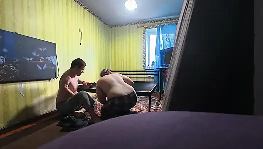 Kamera arkası, kesilmemiş. Yeni bir seks yatağı inşa ediyoruz