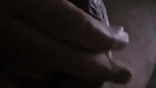 Yaramaz orta yaşlı seksi kadın mastürbasyon yapıyor