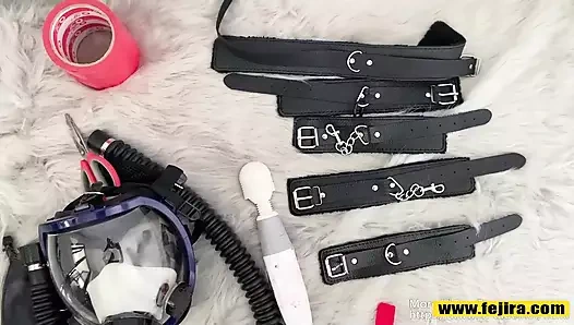 Parlak deri ceketli ve mayolu fejira com kanallı kadın