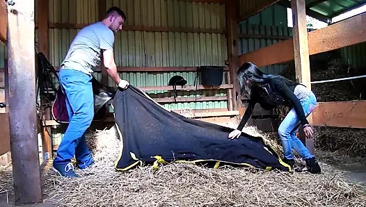 Çoraplı Büyük Memeli Olgun Anne Amcığını Sert Siktiriyor