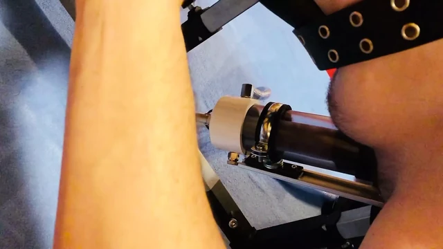 Паренек кончает в доильном автомате