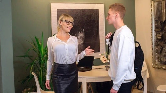 Tutor4k. olgun sarışın öğretmen akıllı adamla seks içine şantaj