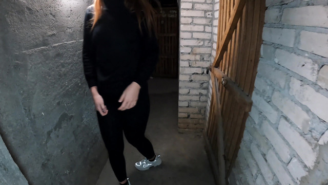 18 Year Old Girlfriend Afraid To Fuck In The Entrance And Was Fucked In The Basement Of The House