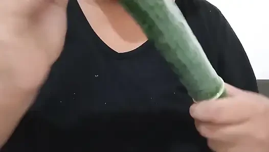 Üvey anne salatalık ile oynuyor