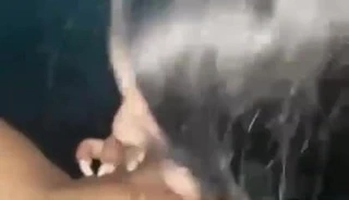 Kocamın arkadaşının sikini emiyor