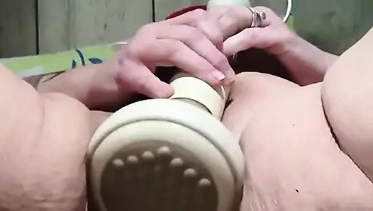 Em'i büyük seviyor ve masterbating şarjı alıyor