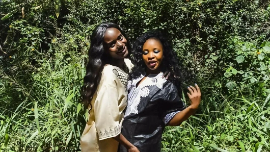 Lezbiyen abanoz kolej arkadaşlar oynuyor sonra yürüyüş içinde park