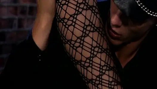 Büyük memeli sarışın Alman genç erkek avcısı anal sikiliyor