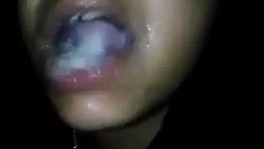 Rosalyn yutmadan önce gösterir