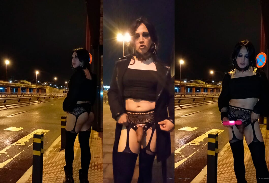 Kadın kılıklı taniax sokaklarda boşalıyor