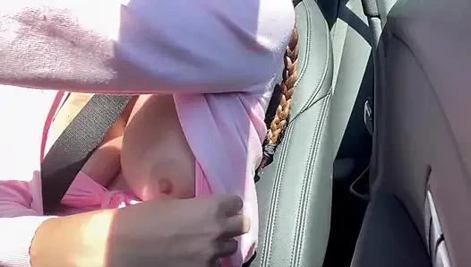 İtalyan büyük memeli orta yaşlı seksi kadın artemisia arabada azdıran büyük göğüsleri seviyor