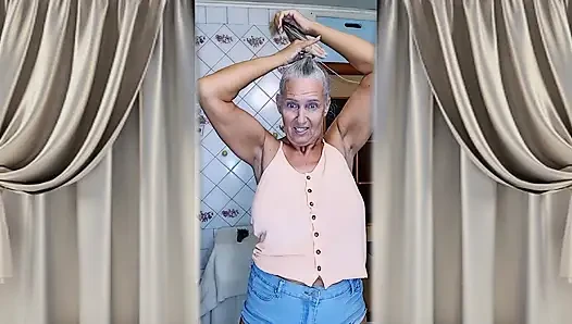 Neşeli yaşlı bayan Lukerya. Çekici ayaklar ve kamerada oyuncu flört ediyor.