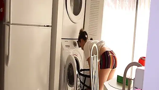 Kimber Lee çamaşır odasında elle muamele!