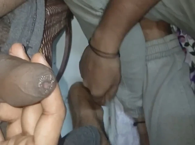 Друг дези пьет моча - индийский друг-гей глотает моча и отсасывает