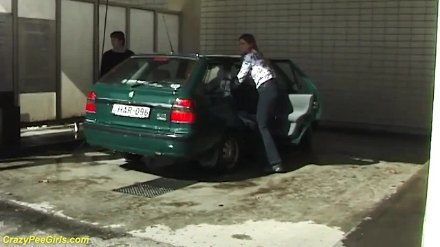 Açık havada araba yıkamada işiyor