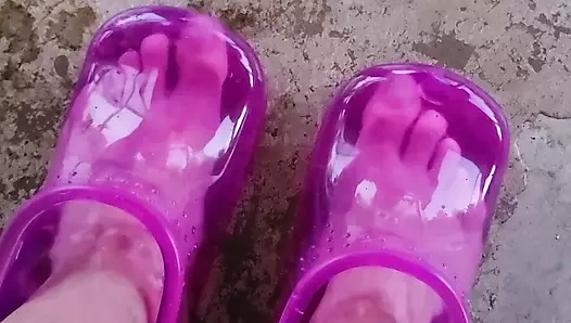 Sigara içen orta yaşlı seksi kadın büyük ayakla sırılsıklam