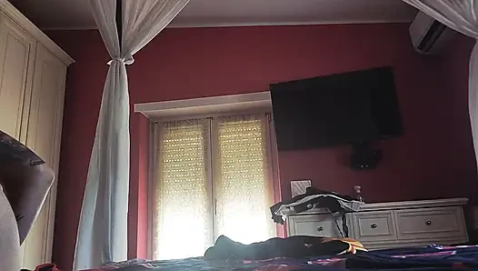 Kendime dokunuyorum ve sana her şeyi gösteriyormuş gibi eğleniyorum. tamamen gerçek