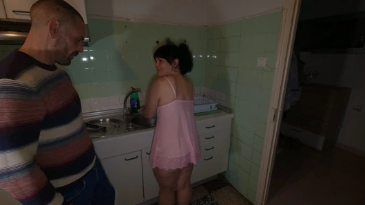 Üvey anne, çok seksisin.. Seni mutfakta sikip içine boşalıyorum.