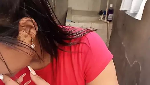 Komşumun çatısından girdim ve banyo yapıyordu ki beni bir kerede gördü ve sikimi emmeye başladı.