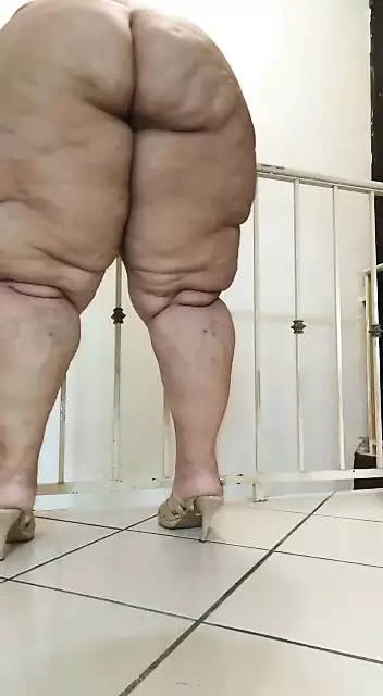 Я все еще горячая, и моя соседка не устает лизать мою киску, это вкусно