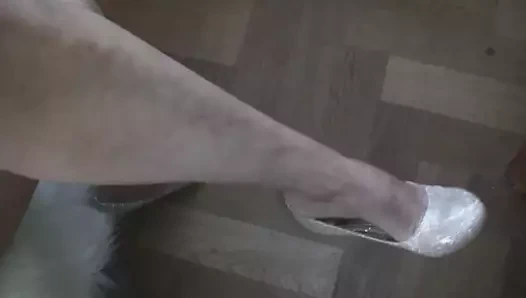 Süt beyazı bacaklar ve altın topuklu ayakkabılar.