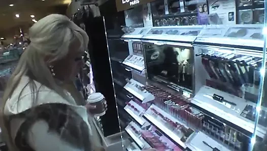 Alte Fickfresse wird im Kaufhaus durchgerammelt!