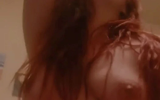 Kittie capri yarağına biniyor ve büyük bir boşalma alıyor