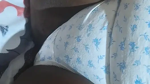 Orta yaşlı seksi kadın evde kimsesiz rahatlıyor