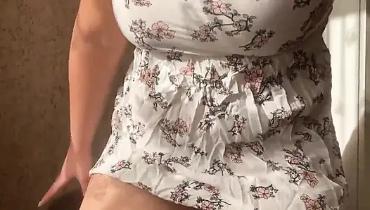 Çok azgınım ve ıslak kremsi amcığım akıyor. Zevk almak