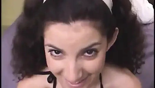 Randy Cher yarak emdikten sonra yüzünü dölle kaplıyor Islak amcığını ovuyor