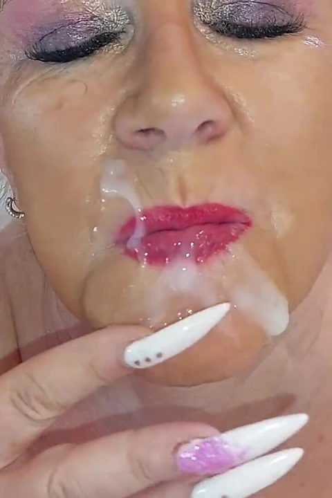 Nine mutfakta salatalık ile amını esnetiyor ve sonra gerçek bir yarakla oynuyor