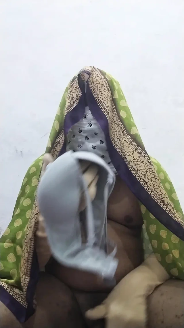 Hintli teyze gibi giyinmiş, kadın gibi sari giydi ve salladı ve seksi filmdeki suyu çıkardı teyze sevgilisi bana ladka