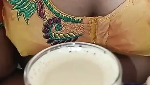 Ateşli bluzla çay yapıyor